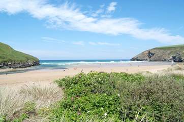 Morgelyn is within walking distance of the sandy beach at Mawgan Porth.