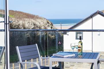 The sandy beach at Mawgan Porth can be seen and enjoyed from the balcony-area.