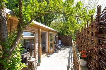 Tree Tops Cabin is the perfect get-away-from-it-all retreat, set in the charming Cornish fishing village of Cadgwith.