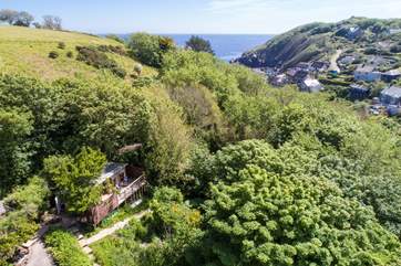 The sea and beach in charming Cadgwith really are a stone's throw away.