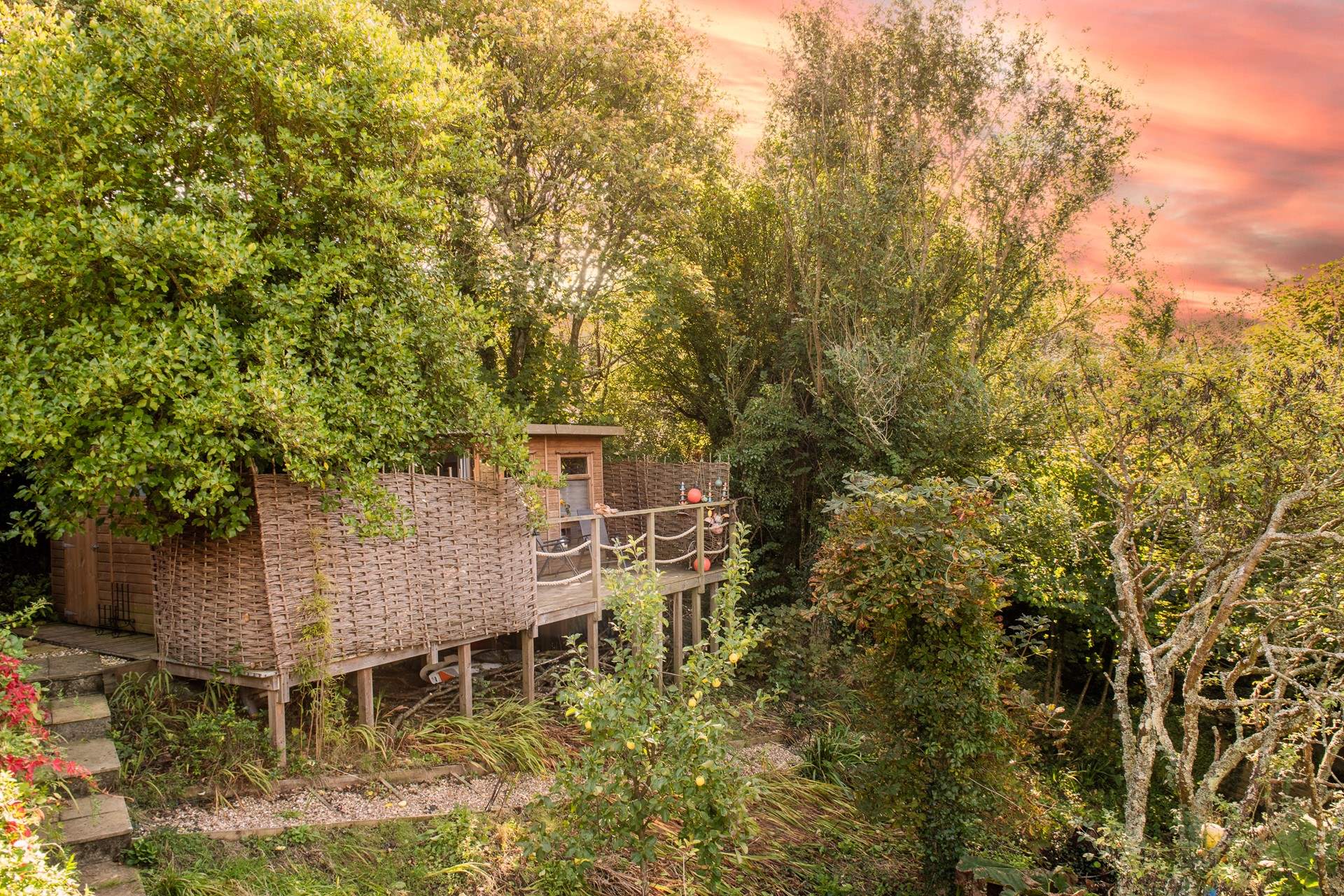 As dusk falls the treehouse becomes ever more dreamy. 