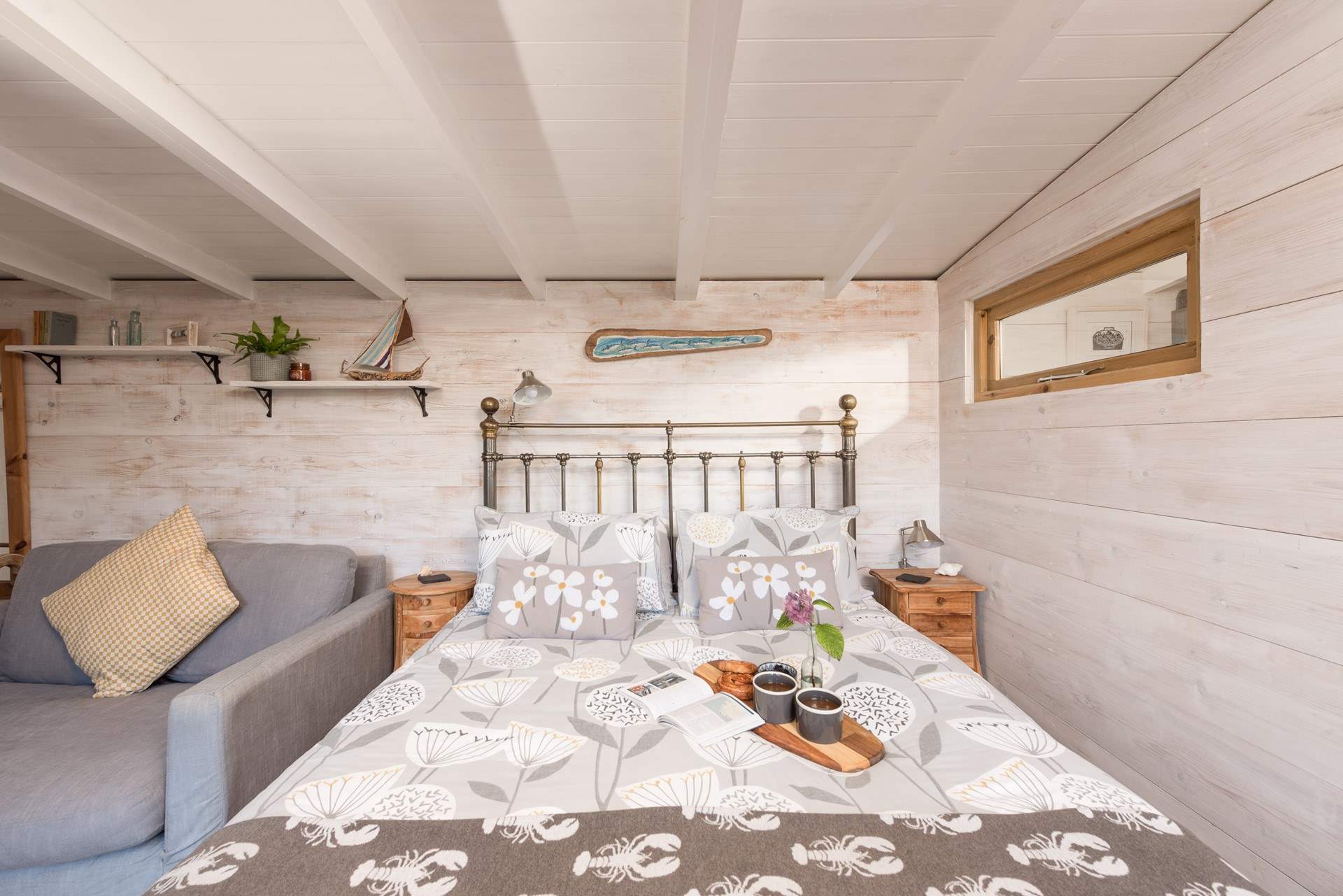 The cosy double bed promises the most peaceful night's rest. 