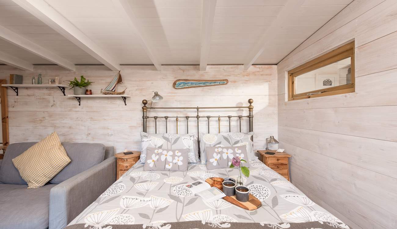 The cosy double bed promises the most peaceful night's rest. 