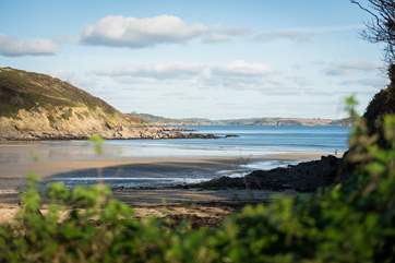 Sandy Maenporth is just down the footpath.