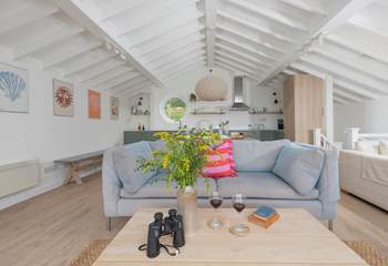 A comfy lounge space to look out over the stunning sea view. 