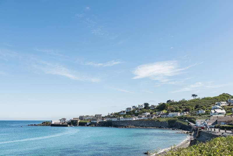 Minstrel Cottage is in the heart of Coverack, if you look closely you can spot the cottage right in the middle of the photograph.