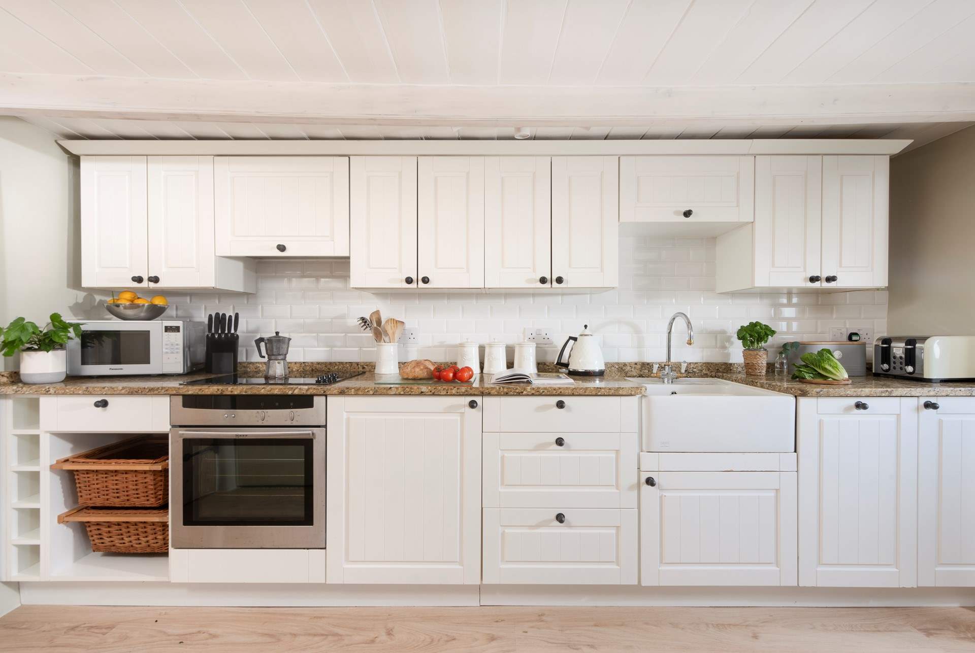 This beautiful kitchen has gorgeous granite work tops.