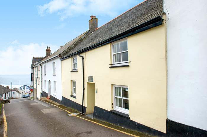Smugglers Rest is a 2 bedroom holiday cottage with sea views in Coverack, West Cornwall.
