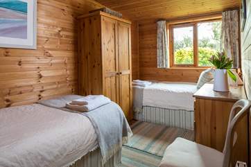 The delightful twin room (Bedroom 2).