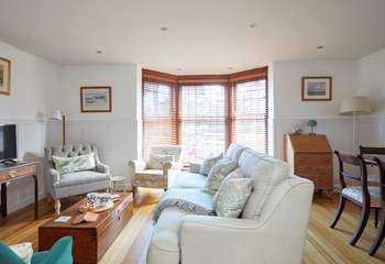 The sitting/dining-room with views across Fishbourne Green.