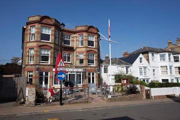 The Seaview Hotel offers fine dining, a more relaxing pub or al fresco, what more could you ask for?