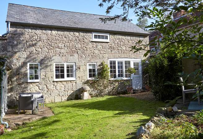 Access to Sunset Cottage from the front garden, the perfect family holiday home.