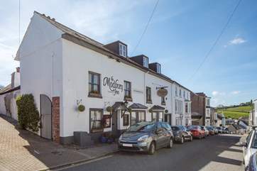 The Modbury Inn pub is just across the road. What a bonus!