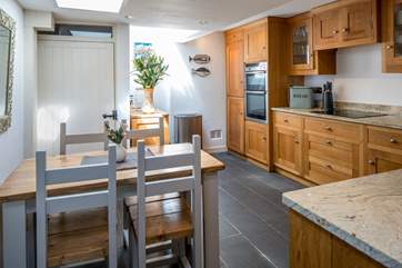 Spacious kitchen and dining area with a convenient WC just tucked away in the corner.