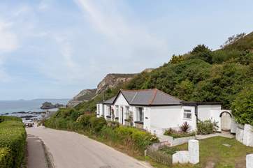 Goofyfoot has steps leading down onto the little road which takes you to Trevaunance Cove in moments.