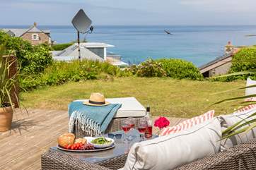 Goofyfoot enjoys a wonderful location, both inside and out. Goofyfoot is a fabulous house for a family or a group of friends.