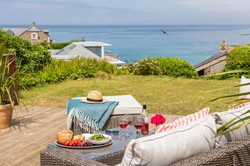 Goofyfoot enjoys a wonderful location, both inside and out. Goofyfoot is a fabulous house for a family or a group of friends.
