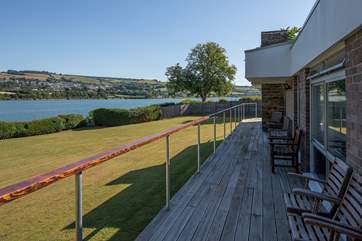 Splendid and uninterrupted views in every direction. Sitting back with a good book is just the ticket.