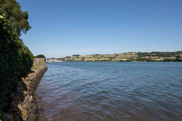 Once through the gate at the bottom of the garden you can follow the water's edge for miles. Perfect for those who wish to bring a paddle board or kayak for example.