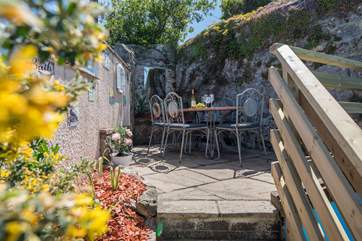 Fabulous elevated patio-area, perfect for soaking up the sun and enjoying the views.