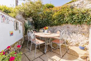 Ideal for al fresco meals and drinks.