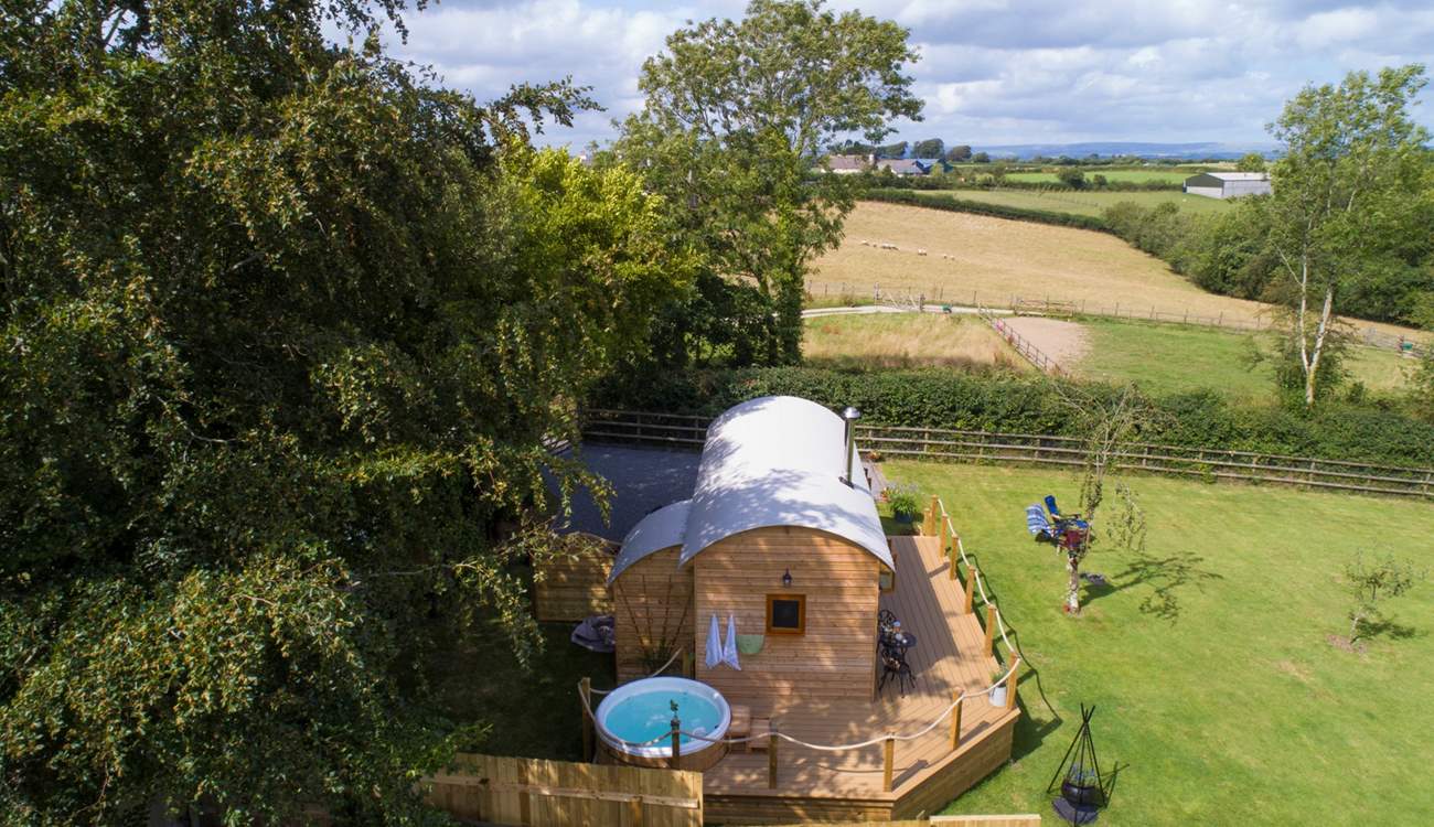 Horseshoe sits just a short stroll from the delightful village of Chittlehamholt which is a welcoming rural community with a community shop and a lovely local pub.