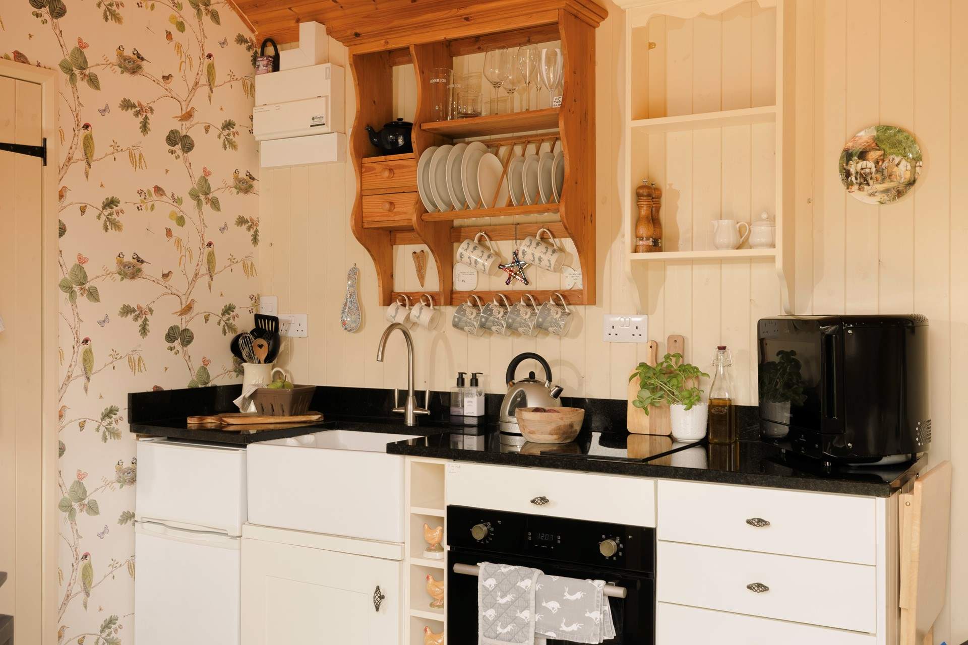 The kitchen is perfectly equipped for your stay in nature. 