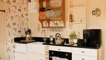 The kitchen is perfectly equipped for your stay in nature. 