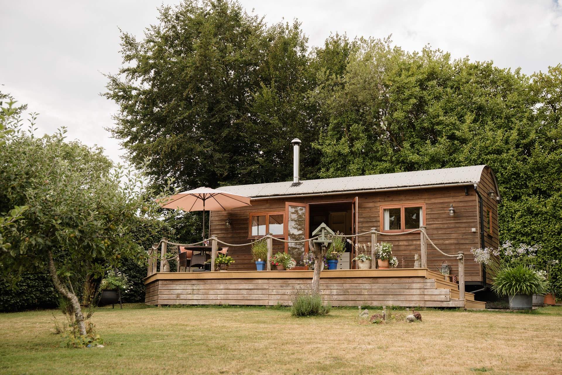 Horseshoe Shepherd's Lodge - Shepherd's hut with hot tub Devon: Enter into another world with a luxurious escape at this exceptional bolthole, tucked away within its own private orchard, where birdsong fills the air and alfresco soaks await under a starlit sky. 