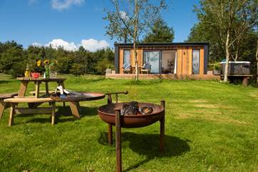 Cook up a storm on the firepit and dine al fresco.