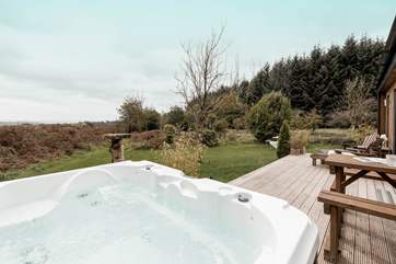 Your raised decking promises far-reaching views across rolling fields towards the mesmerising coast.