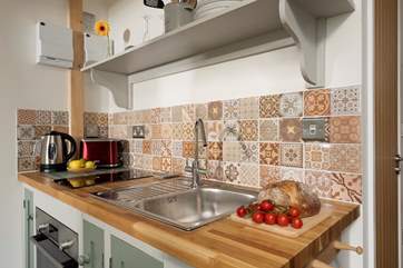 Fully equipped and with beautiful tiles to add to the charm of this cool and contemporary space.