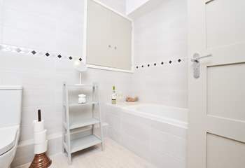 In addition to the shower-room there is also this modern bathroom.