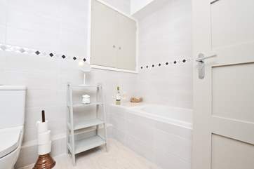 In addition to the shower-room there is also this modern bathroom.