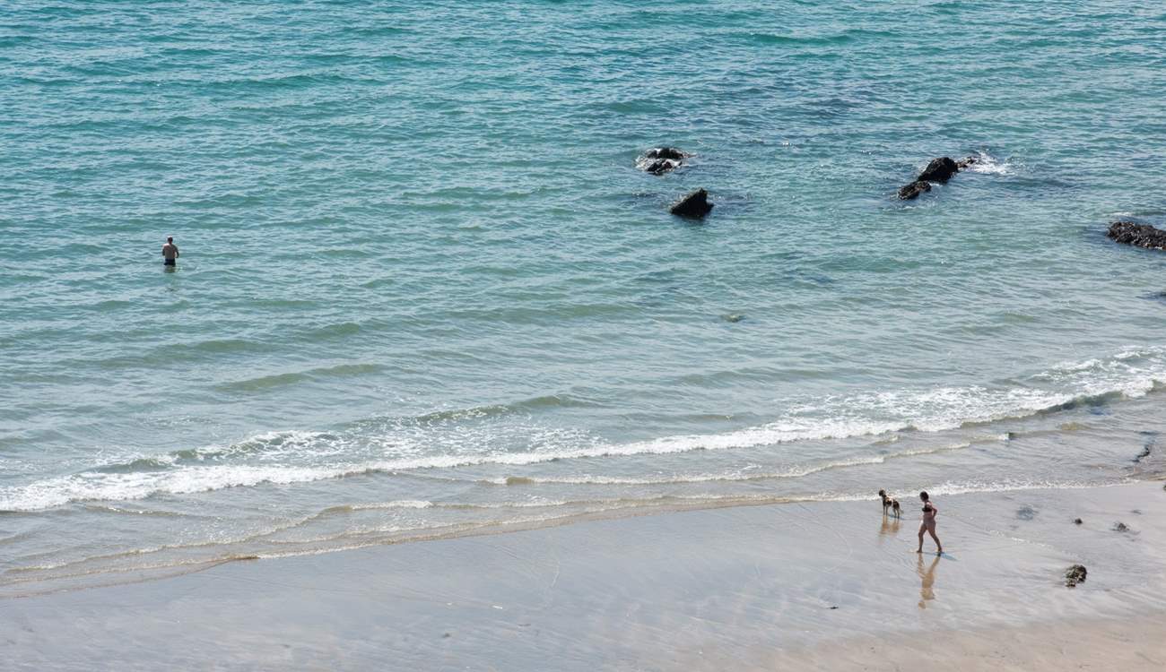 The beach never gets busy, so you can enjoy it as you wish.
