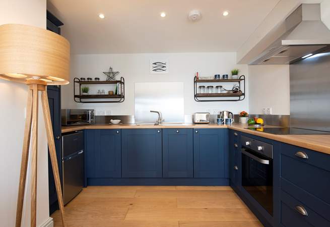 Very well-equipped, the kitchen includes an electric cooker, microwave, dishwasher and fridge (with freezer).