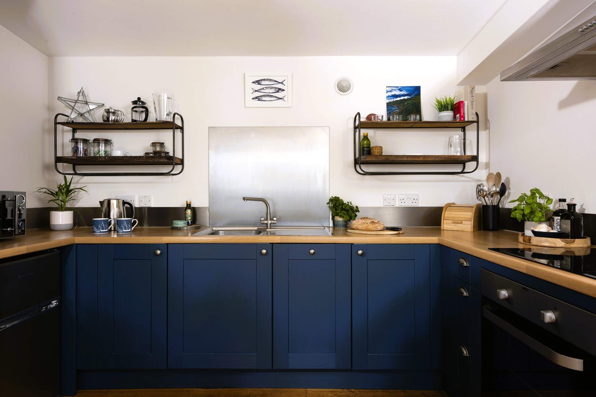 Very well-equipped, the kitchen includes an electric cooker, microwave, dishwasher and fridge (with freezer).