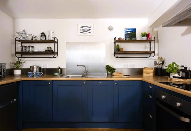 Very well-equipped, the kitchen includes an electric cooker, microwave, dishwasher and fridge (with freezer).