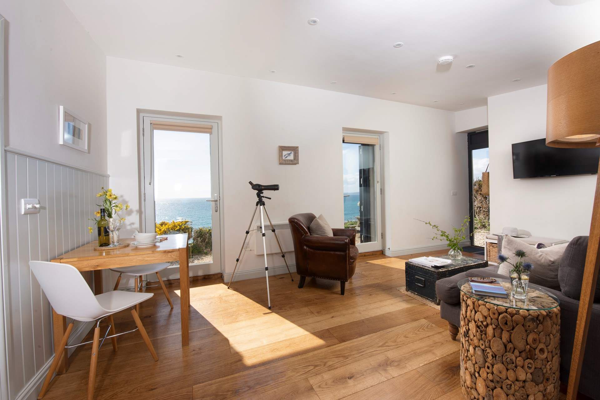 The incredible view can be enjoyed from the dining-table too.