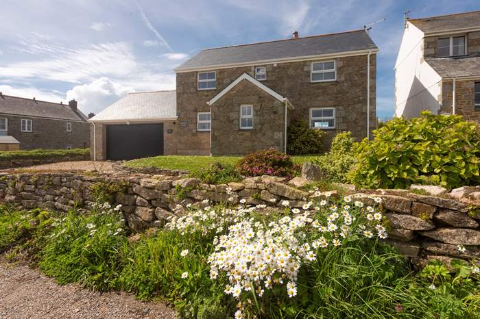 Candlelight Cottage is a 3 bedroom, dog friendly cottage with sea views near Porthleven.