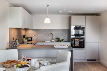 The kitchen is very well-equipped and ultra-modern.