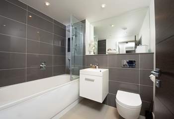 The super stylish family bathroom.