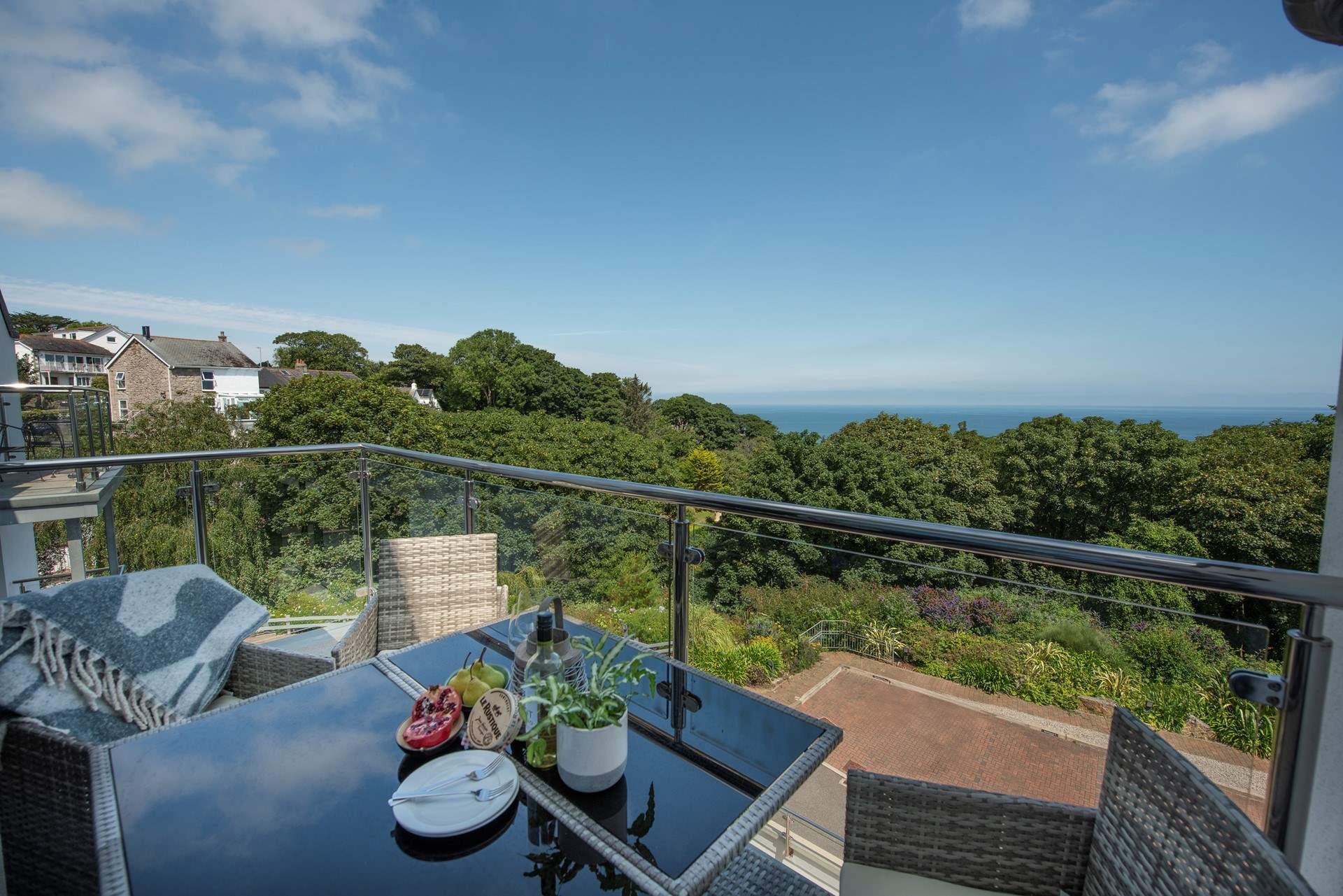 Welcome to Glas-Mor, a stunning apartment sleeping four, with a view that looks out over the woods towards Carbis Bay and the beautiful blue sea beyond.