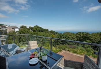 Welcome to Glas-Mor, a stunning apartment sleeping four, with a view that looks out over the woods towards Carbis Bay and the beautiful blue sea beyond.