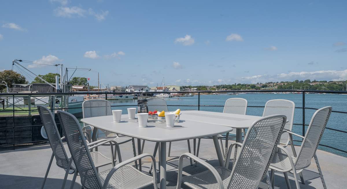 Enjoy al fresco dining any time on board your luxury houseboat for breakfast, lunch, or dinner. *Outdoor furniture is now teak. New photographs to come.