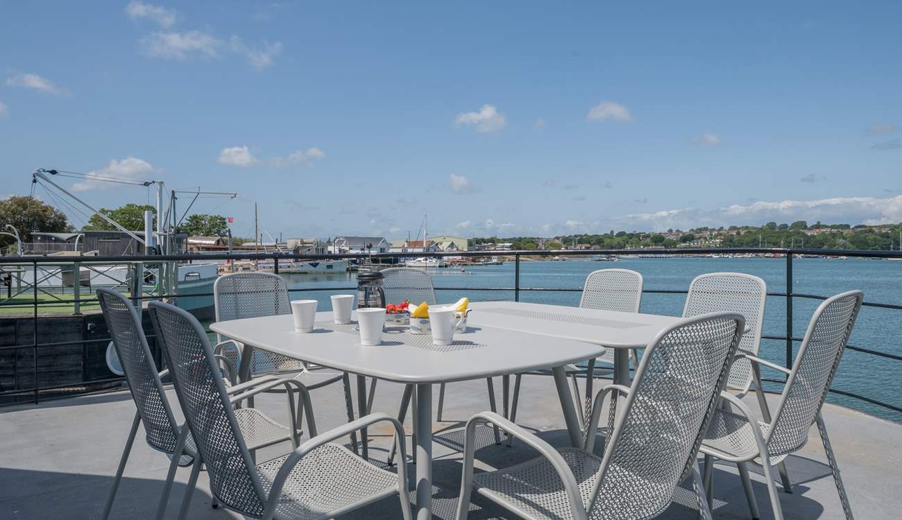 Enjoy al fresco dining any time on board your luxury houseboat for breakfast, lunch, or dinner. *Outdoor furniture is now teak. New photographs to come.