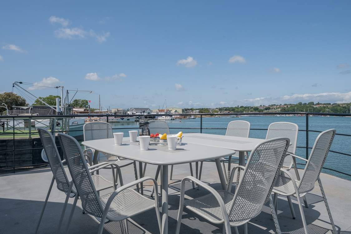 Enjoy al fresco dining any time on board your luxury houseboat for breakfast, lunch, or dinner. *Outdoor furniture is now teak. New photographs to come.
