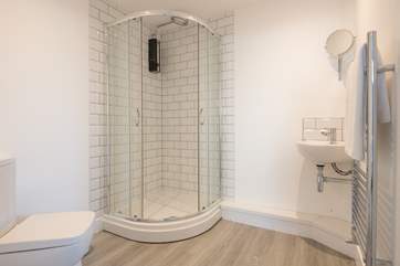This Jack and Jill shower-room sits in between the twin room and bedroom 3.