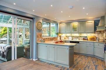 The kitchen/dining-room is light and spacious, perfect for cooking and dining with friends or family.