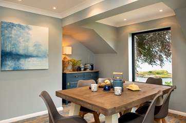 The view can be enjoyed around the dining-table too.